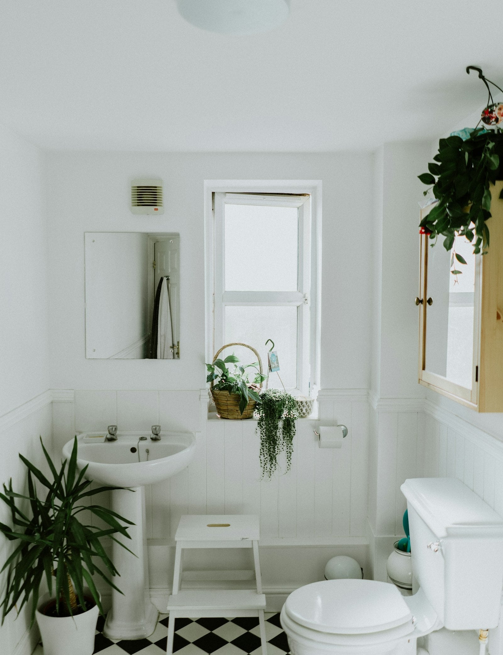 Bagno spa con asciugamani morbidi e accessori naturali