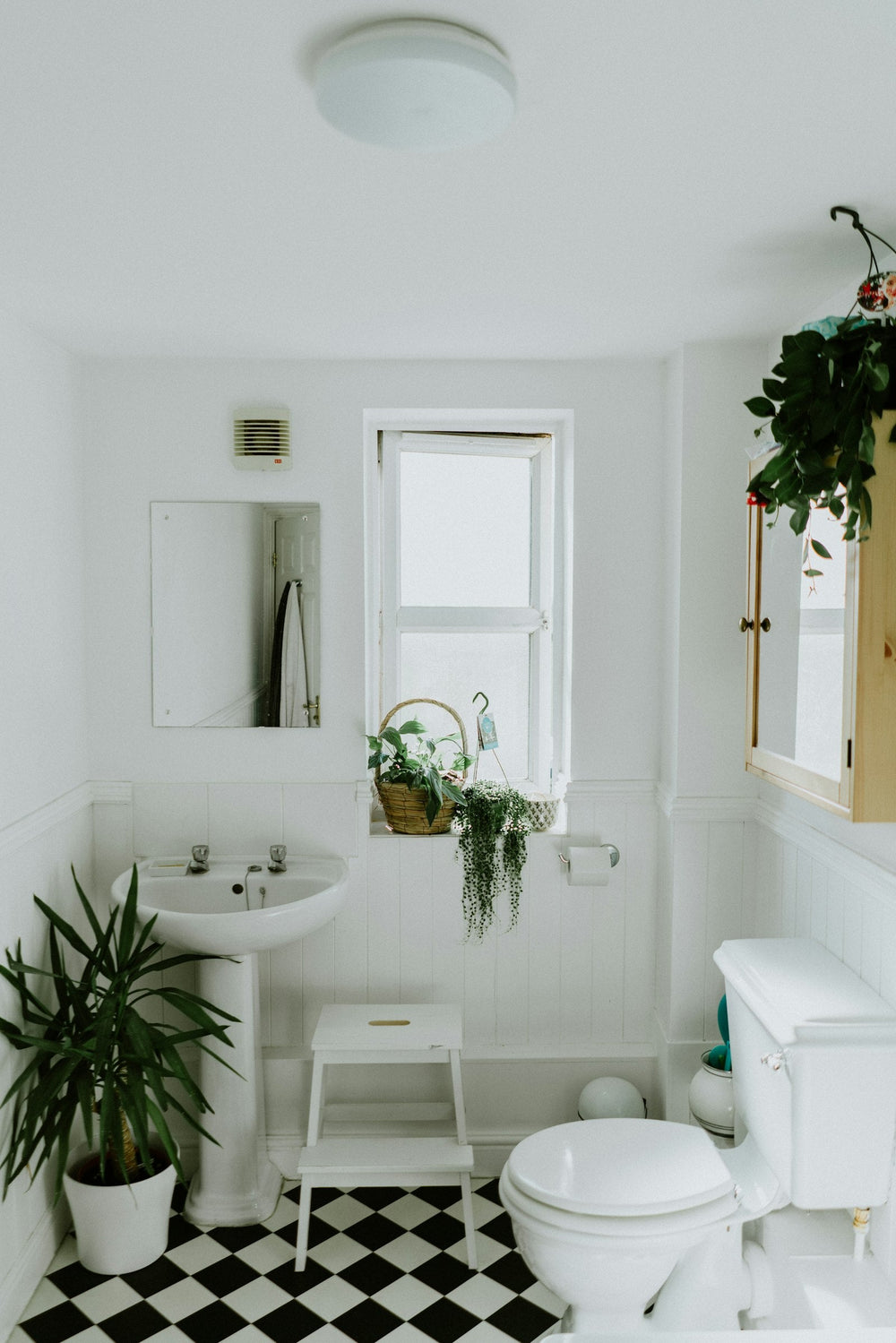 Bagno spa con asciugamani morbidi e accessori naturali